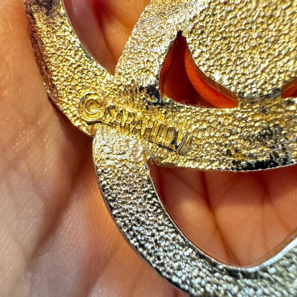 Sarah Coventry Coral Cabochon Gold Tone Circle Brooch 1.75 Inch - Picture 6 of 7